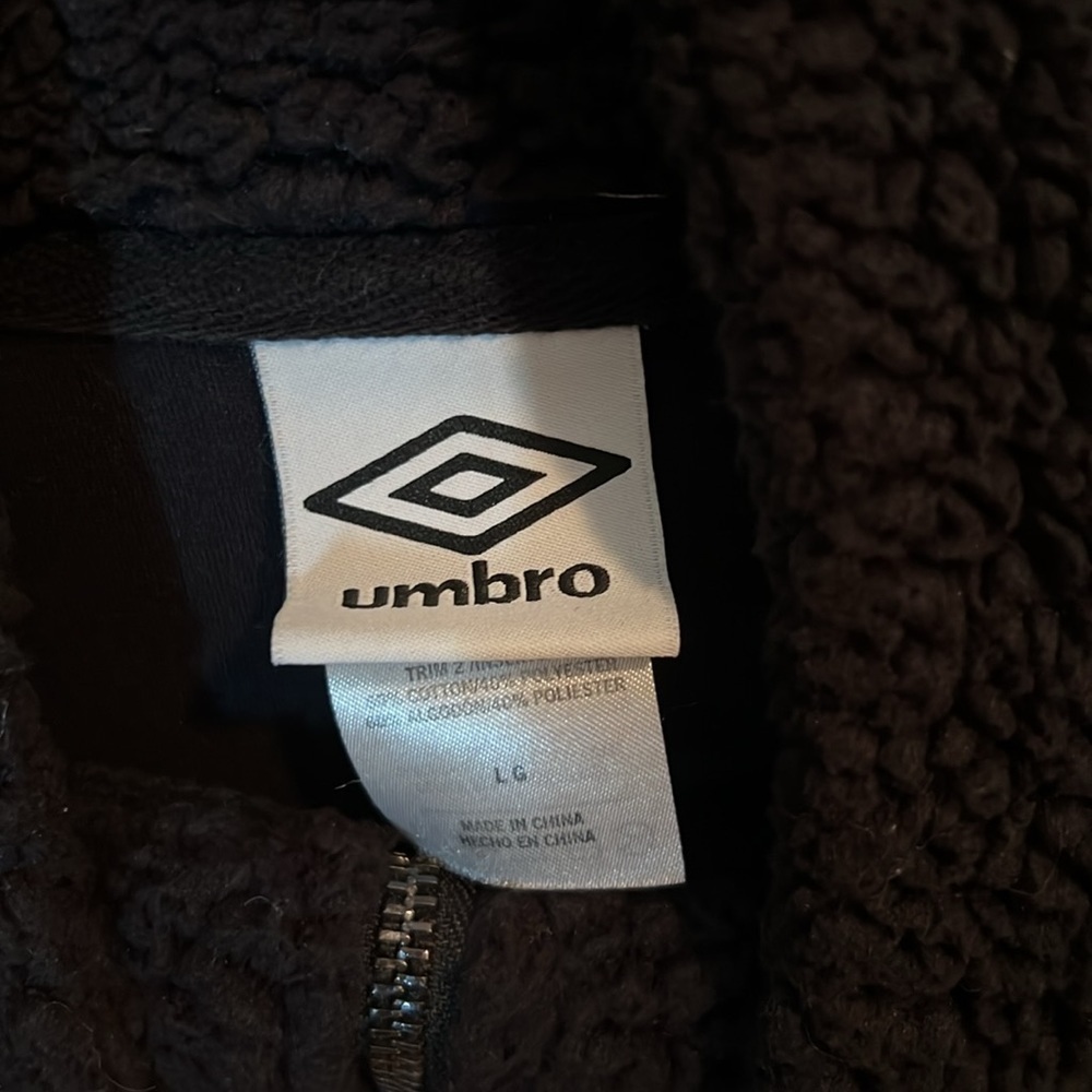 Umbro zip up sweater with a collar - size large - Picture 7 of 10